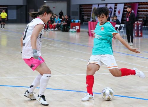 長(zhǎng)春長(zhǎng)早風(fēng)云隊(duì)球員王悅馨(左)在比賽中盯防北京體育大學(xué)隊(duì)球員王銀梨 長(zhǎng)春長(zhǎng)早風(fēng)云隊(duì)球員王悅馨(左)在比賽中盯防北京體育大學(xué)隊(duì)球員王銀梨