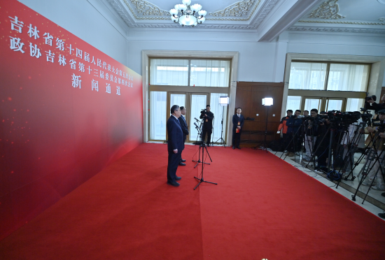 1��26�գ������f(xi��)����ʡ��ʮ����ί�T��(hu��)���ĴΕ�(hu��)�hί�Tͨ���������۝�(��һ)�ش�ӛ���ᆖ�� ���� �z