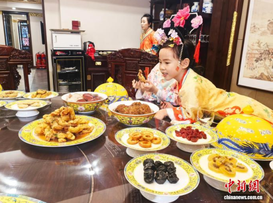 2��5��������ʡ�����У������M����Сʳ��Ʒ�L���M��˴��롱����������ӛ�� ʯ���� �z